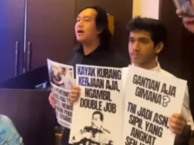 Sejumlah aktivis menggrebek ruang sidang Panja Komisi I DPR di Hotel Fairmont, Jakarta yang tengah membahas RUU TNI secara tertutup pada Sabtu (15/03/25). (Foto: Instagram/kontras_update)