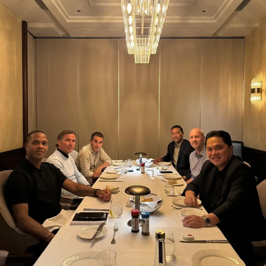 Ketua Umum PSSI, Erick Thohir mengumpulkan tim kepelatihan Timnas Indonesia. Foto: PSSI