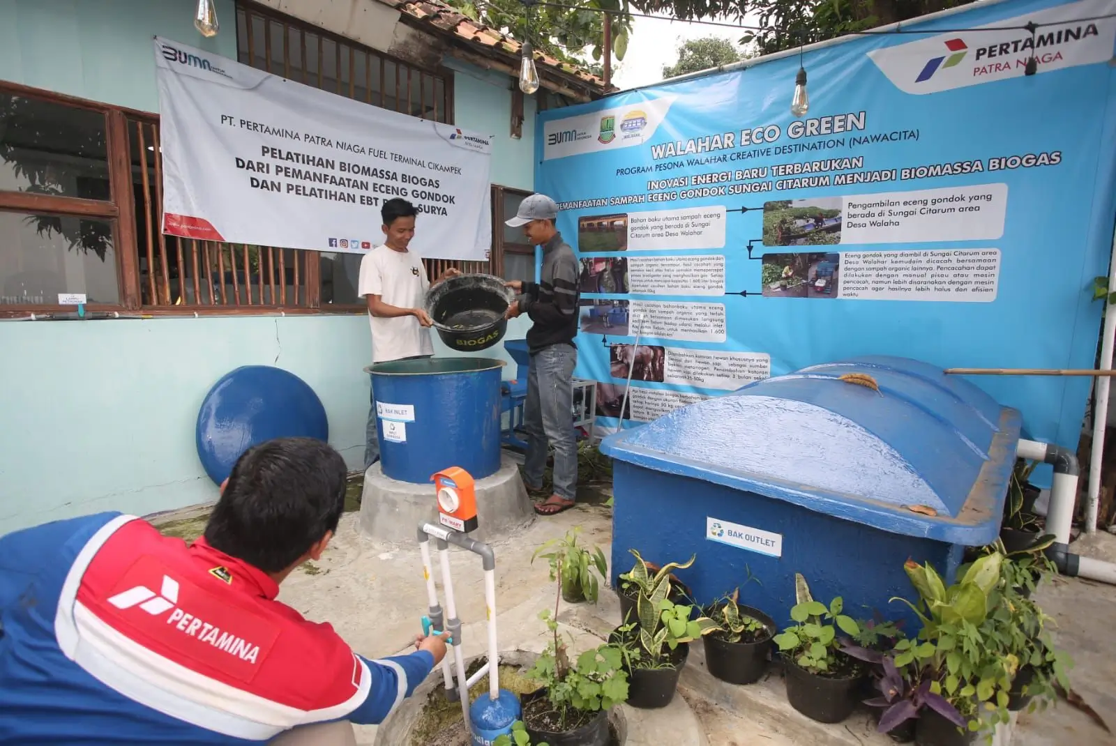Warga Bendungan Walahar, Karawang, Jawa Barat mengubah eceng gondok jadi bernilai ekonomi. (Foto: Dok. Pertamina)