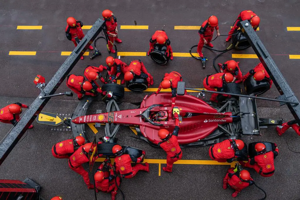 Suasana pit stop di paddock tim F1, Ferrari, musim lalu. Pit stop memiliki rahasia tersendiri hingga bisa melakukan pergantian ban begitu cepat (Foto: Ferrari F1)