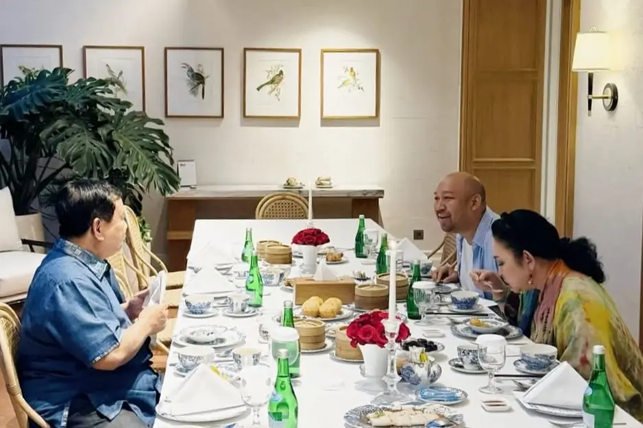Momen Presiden RI Prabowo Subianto buka puasa bersama Titiek Soeharto dan Didit Prasetyo pada Minggu (2/3/25). (Foto: Instagram/prabowo)