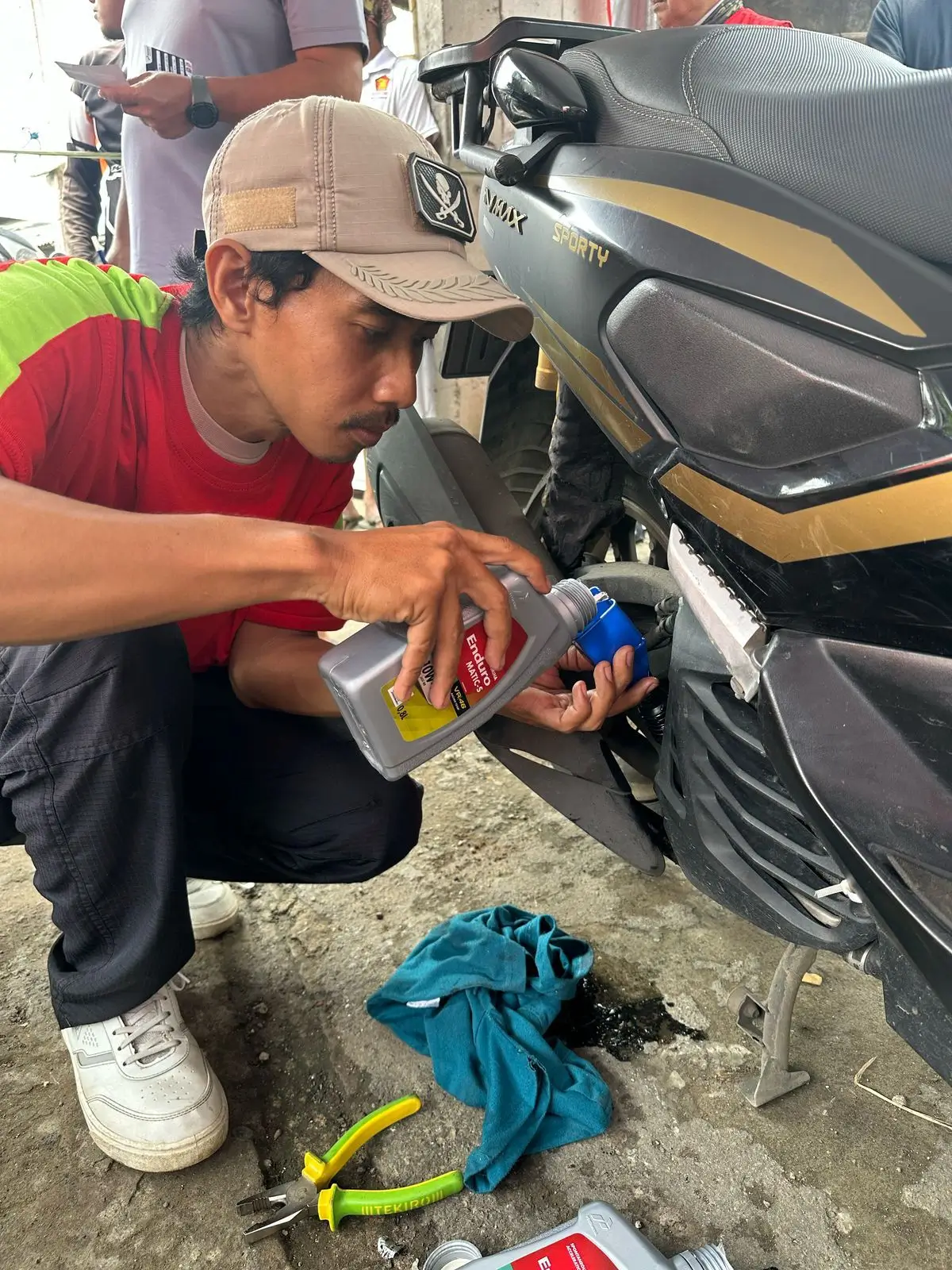 Pertamina Bantu Ganti Oli Gratis 1 000 Motor Terdampak Banjir Jabodetabek