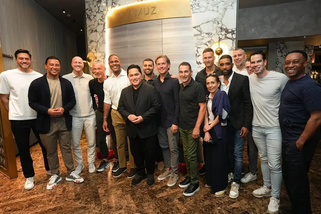 Ketua Umum PSSI, Erick Thohir bersama tim kepelatihan Timnas Indonesia. (Foto: Instagram Erick Thohir)