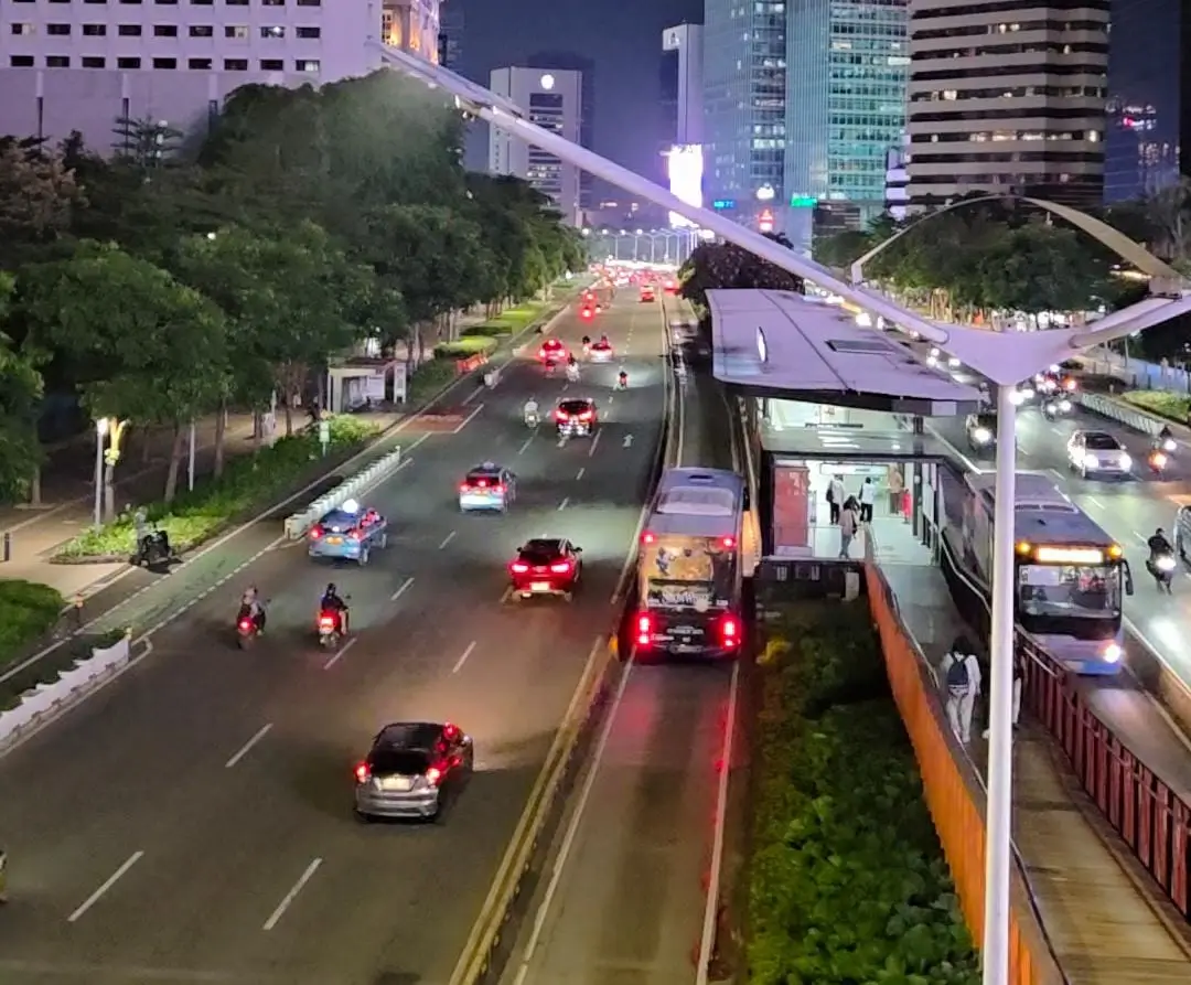 Halte Transjakarta. (Foto: dok. ThePhrase.id)