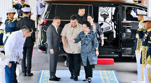 Presiden RI, Prabowo Subianto menyambut langsung kedatangan Presiden ke-5 RI, Megawati Soekarnoputri di Istana Merdeka pada Kamis (19/03/26) siang. (Foto: Instagram/prabowo)