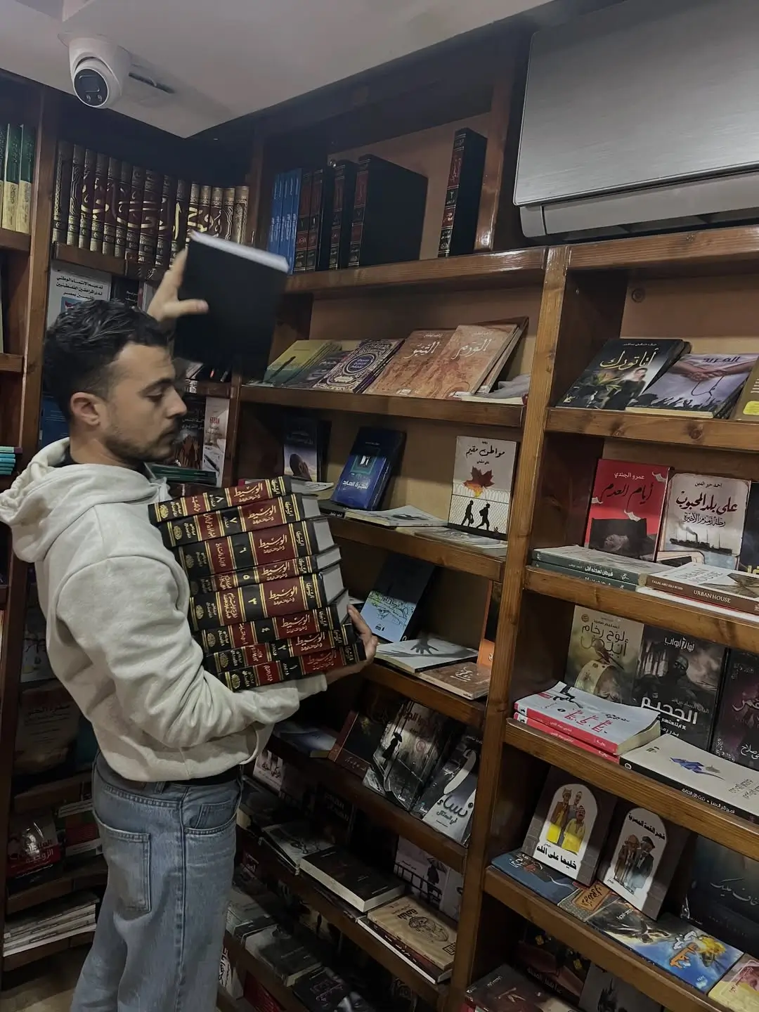 Kisah Omar Hamad  Pemuda Gaza yang Selamatkan Buku di Tengah Genosida dan Dirikan Phoenix Library