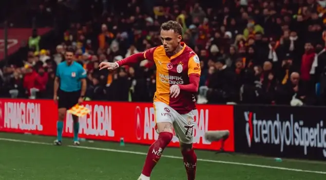 Penyerang Galatasaray, Noa Lang, mengalami cedera tangan yang tidak biasa setelah ibu jarinya tersangkut. (Foto: Instagram Noa Lang)