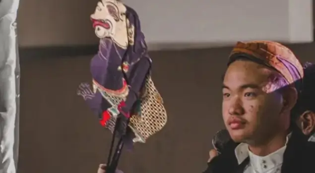 Penampilan Christopher Jason Santoso saat menjadi dalang pada pagelaran See You Soon 2023 di Tower 2 ITS. (Foto: its.ac.id)