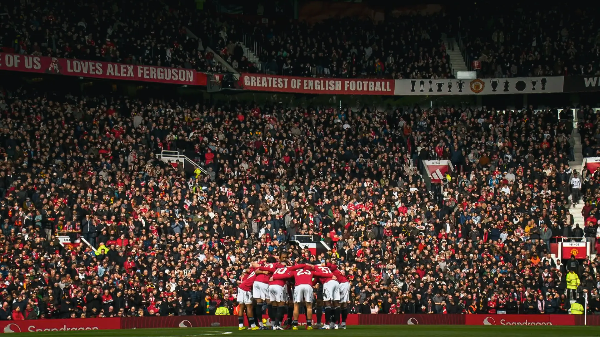 Manajemen Manchester United menyatakan bahwa kenaikan tiket merupakan bagian dari tujuan jangka panjang untuk mengembalikan klub ke puncak sepak bola domestik maupun Eropa. Foto X Manchester United.