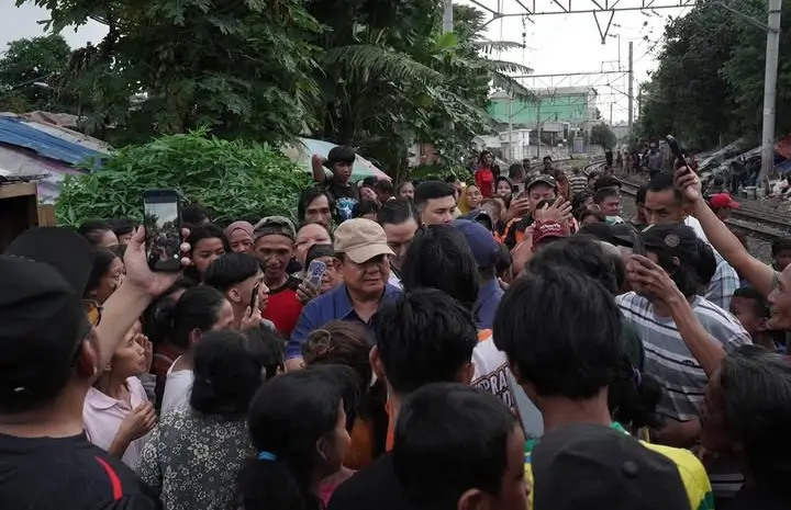 Presiden Prabowo Subianto blusukan ke permukiman warga di bantaran rel kereta api di kawasan Senen, Jakarta, Kamis (26/3). Foto: Instagram @presidenrepublikindonesia