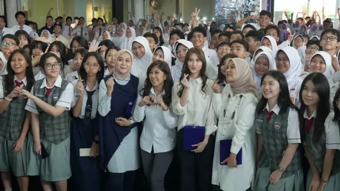 Foto: Menteri Komunikasi dan Digital Meutya Hafid bersama anak-anak peserta kegiatan Kelas Digital Sahabat Tunas: Tunggu Anak Siap di Garuda Spark Innovation Hub, Jakarta, Senin (9/3/2026). (Noel/Indonesia.go.id/KPM Komdigi)