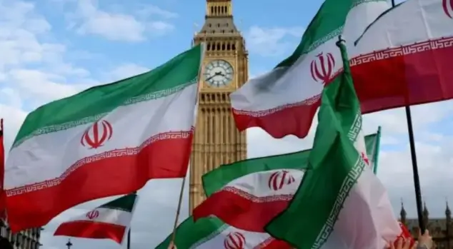 Bendera Iran berkibar di London Inggris, pada Sabtu (28/02/26) sebagai bentuk protes terhadap serangan AS-Israel ke Iran. (Foto: ANTARA/Xinhua/Li Ying)