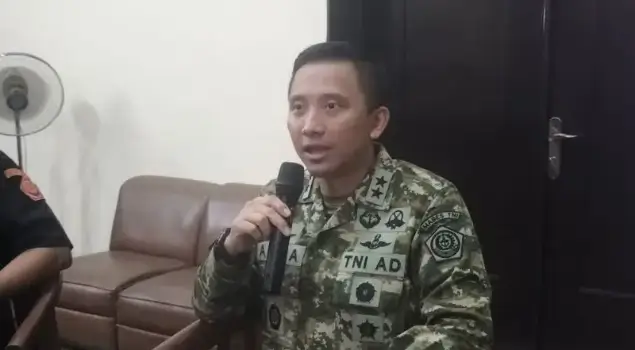 Kapuspen Mabes TNI, Mayjen TNI Aulia Dwi Nasrullah menyampaikan keterangan persnya terkait kasus penyiraman air keras terhadap aktivis HAM, Andrie Yunus di Gedung Puspen Mabes TNI, Jakarta pada Selasa (17/03/26). (Foto: ANTARA/Walda Marison)