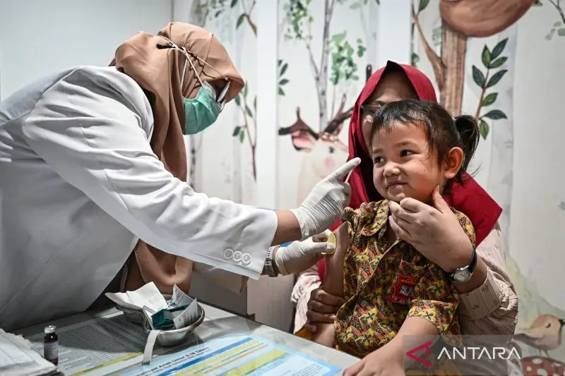Petugas kesehatan menyuntikkan vaksin campak dan rubella (MR) saat kegiatan vaksinasi campak gratis di Rumah Vaksinasi Pusat, Jakarta, Kamis (12/3/2026). (Foto: ANTARA FOTO/Fauzan)