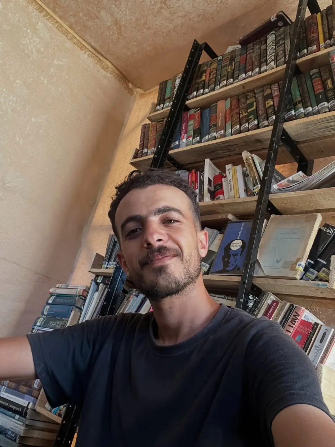 Kisah Omar Hamad  Pemuda Gaza yang Selamatkan Buku di Tengah Genosida dan Dirikan Phoenix Library