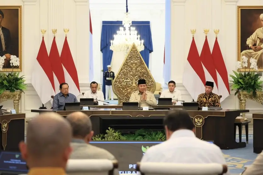 Presiden RI, Prabowo Subianto (tengah) menggelar pertemuan dengan sejumlah tokoh penting termasuk Presiden ke-6 RI Susilo Bambang Yudhoyono (SBY) (kiri) dan Presiden ke-7 RI Joko Widodo (Jokowi) (kanan) di Istana Kepresidenan, Jakarta pada Selasa (03/03/26) malam. (Foto: Instagram/presidenrepublikindonesia)