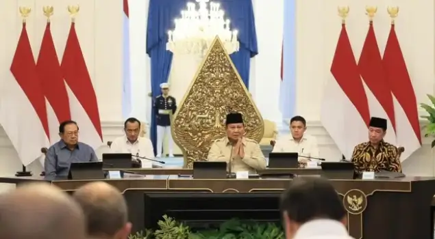 Presiden RI, Prabowo Subianto (tengah) menggelar pertemuan dengan sejumlah tokoh penting termasuk Presiden ke-6 RI Susilo Bambang Yudhoyono (SBY) (kiri) dan Presiden ke-7 RI Joko Widodo (Jokowi) (kanan) di Istana Kepresidenan, Jakarta pada Selasa (03/03/26) malam. (Foto: Instagram/presidenrepublikindonesia)