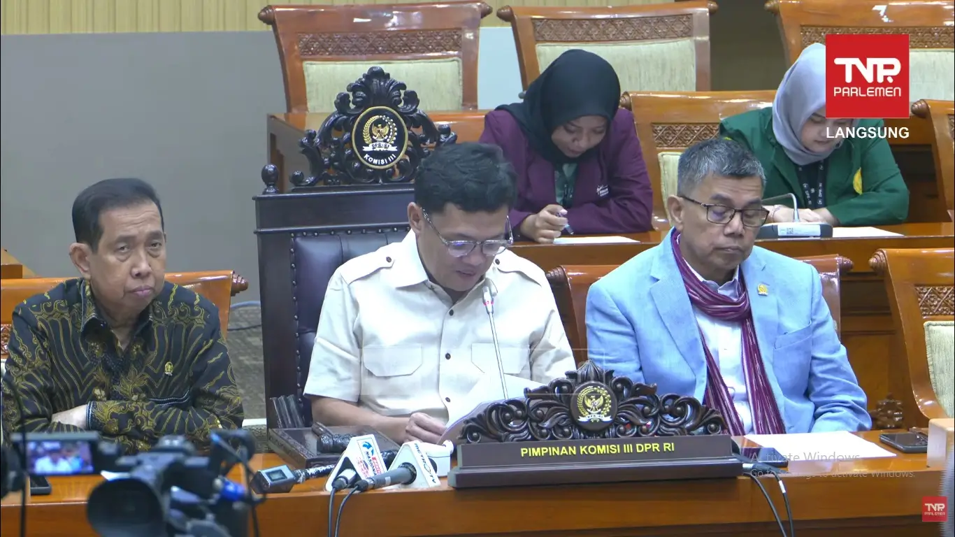 Ketua Komisi III DPR RI, Habiburokhman menyampaikan keterangan persnya terkait kasus penyiraman air keras terhadap pejuang HAM, Andrie Yunus di Kompleks Parlemen Senayan, Jakarta pada Senin (16/03/26). (Foto: Tangkapan layar YouTube/TVR Parlemen)