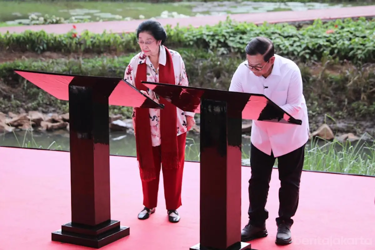 Foto: Gubernur DKI Jakarta, Pramono Anung dan Presiden RI ke-5, Megawati Soekarnoputri Meresmikan Taman Bendera Pusaka (beritajakarta.id/Nugroho Sejati)