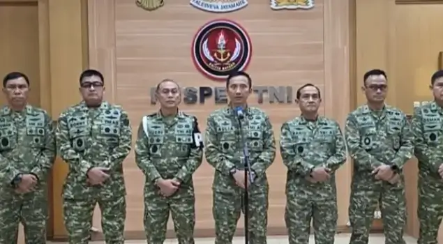Kapuspen TNI, Mayjen TNI Aulia Dwi Nasrullah (tengah) ketika menyampaikan keterangan pers kepada awak media di Mabes TNI, Jakarta pada Rabu (25/03/26). (Foto: Tangkapan layar YouTube/Puspen TNI)