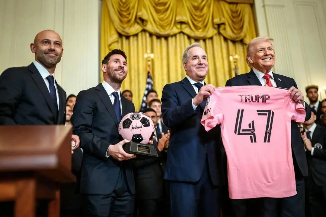 Lionel Messi baru saja mengambil langkah yang sangat jarang ia lakukan sepanjang kariernya dengan masuk ke dalam pusaran politik Presiden Amerika Serikat, Donald Trump. Foto Instagram Gedung Putih.