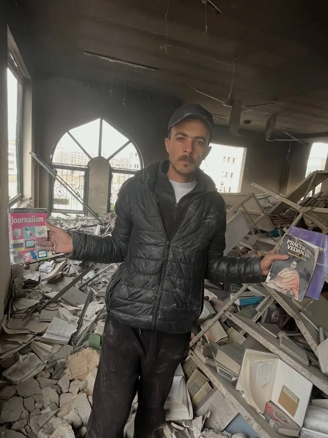 Kisah Omar Hamad  Pemuda Gaza yang Selamatkan Buku di Tengah Genosida dan Dirikan Phoenix Library
