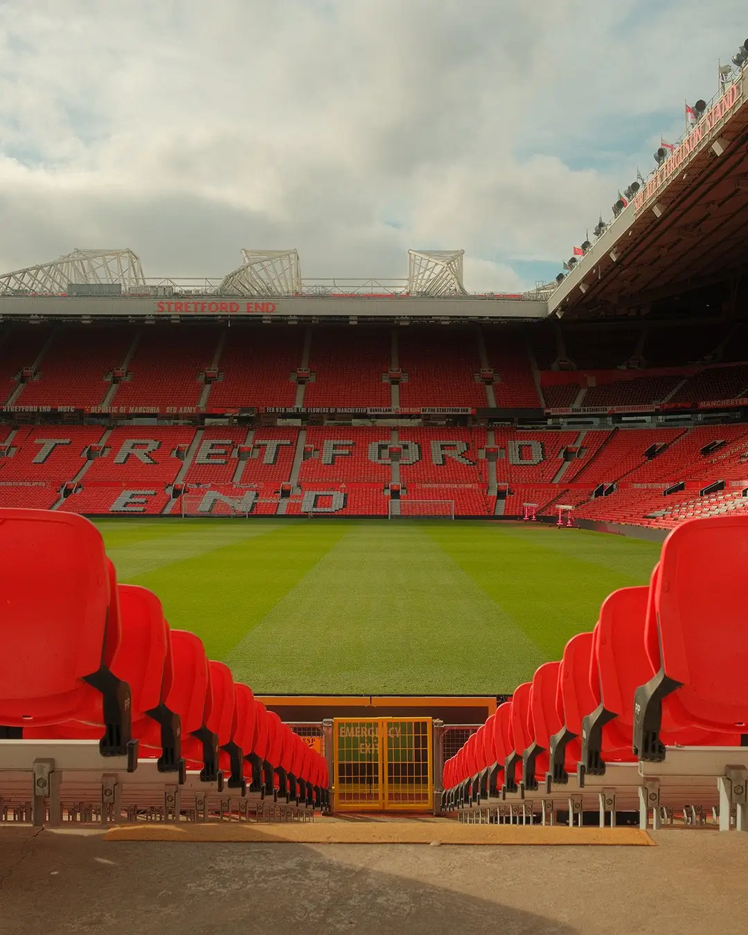 Pelatih Timnas Indonesia, John Herdman, menyinggung Old Trafford saat membahas SUGBK. Foto X Manchester United.