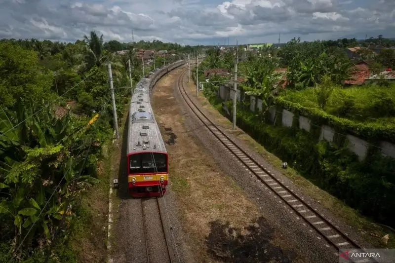 Foto: Rangkaian KRL Commuter Line melintas di Rangkasbitung, Lebak, Banten (ANTARA FOTO/Muhammad Bagus Khoirunas/foc)