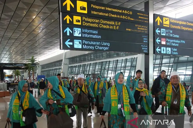Ilustrasi: Keberangkatan calon jemaah umrah di Bandara Internasional Soekarno-Hatta. (Foto: ANTARA FOTO/Muhammad Iqbal/Spt)