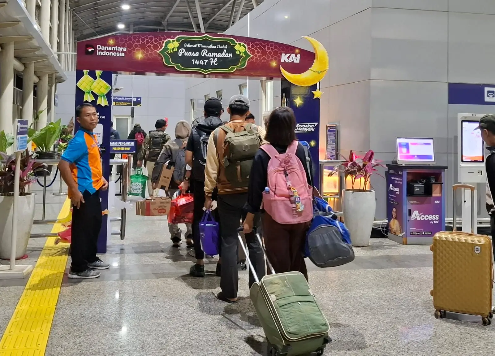 Pemudik yang antre masuk gate di Stasiun Jatinegara, Sabtu, 14 Maret 2026 (Foto: dok.ThePhrase)