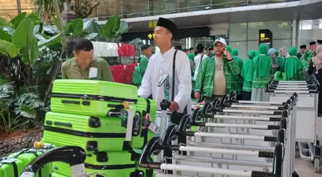 Sejumlah jamaah umrah persiapan untuk keberangkatan di Bandara Dhoho Kediri, Jawa Timur. (Foto: ANTARA/ Asmaul)