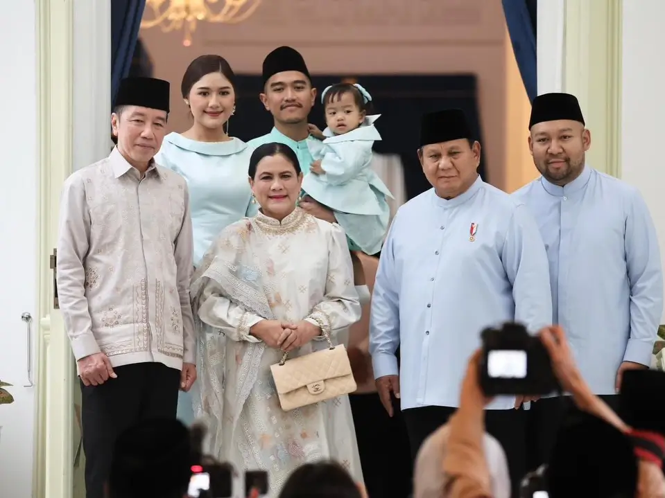 Momen foto bersama Presiden RI, Prabowo Subianto dengan keluarga Presiden ke-7 RI, Joko Widodo (Jokowi) di sela acara halalbihalal di Istana Merdeka, Jakarta pada Sabtu (21/03/26). (Foto: Instagram/presidenrepublikindonesia)