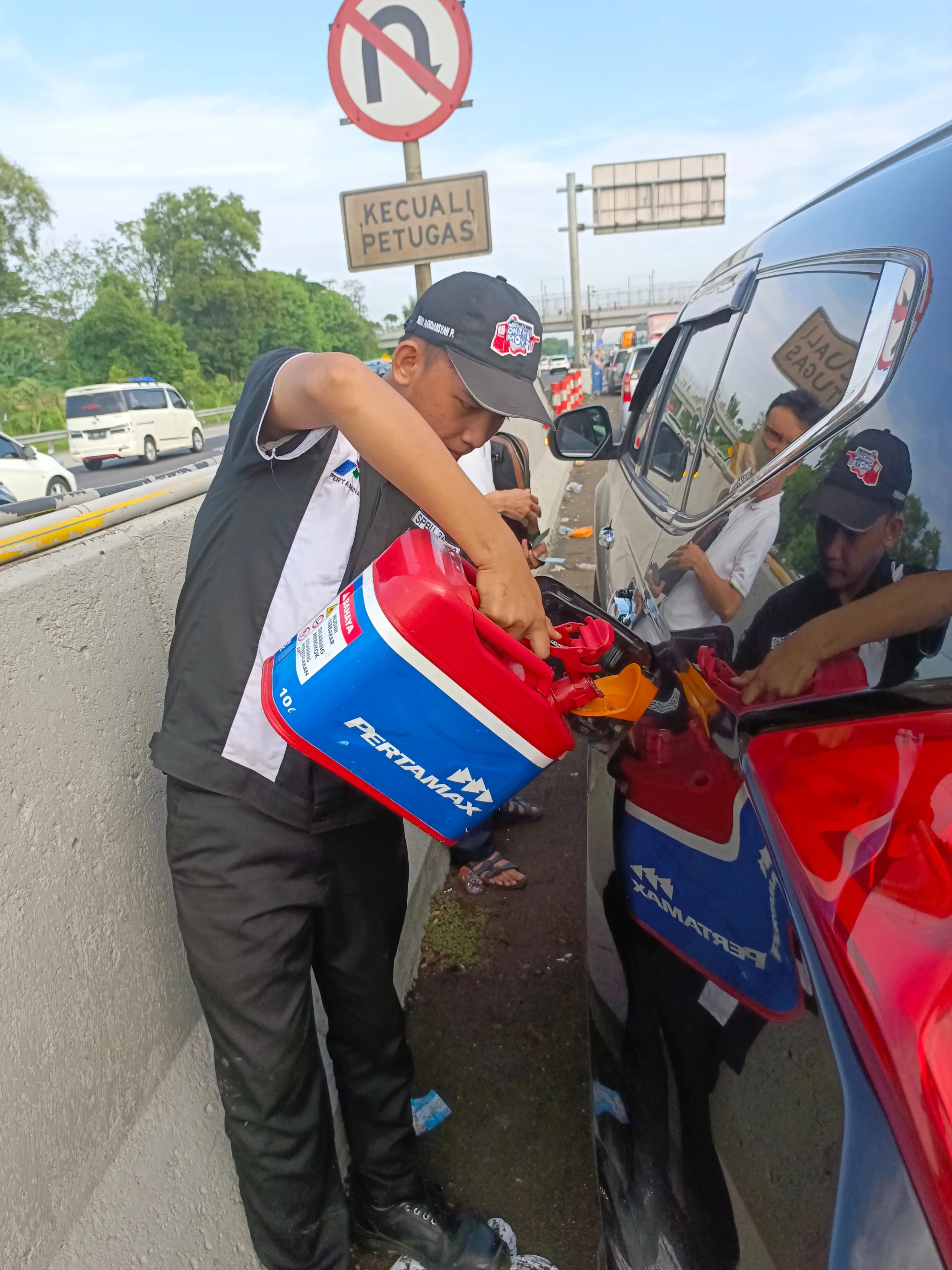 Motorist Pertamina gerak cepat kirim BBM ke lokasi kendaraan mogok karena kehabisan bensin. (Foto. Dok. Pertamina)