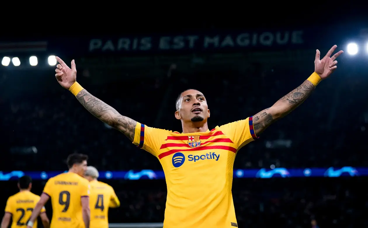 Raphinha mencetak brace untuk membawa Barcelona membekuk PSG 3-2 di babak perempat final Liga Champions musim ini. Foto: Barcelona.