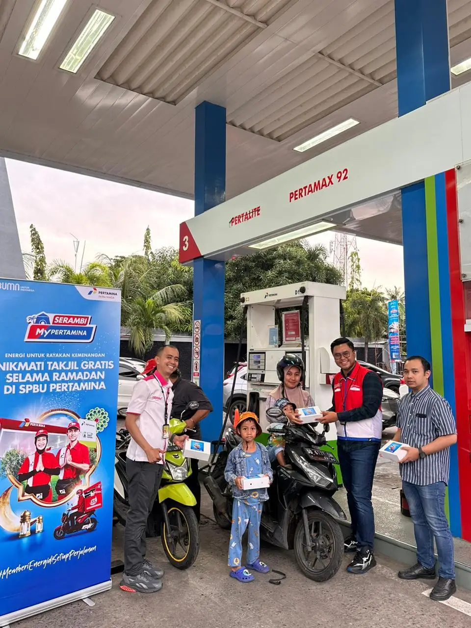 Hari Libur Akhir Pekan  Manajemen Pertamina Patra Niaga Sulawesi Cek Kesiapan Sarfas dan Berbagi Takjil di Kota Makassar