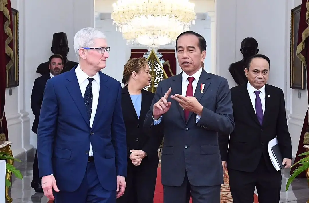 Temui CEO Apple di Istana Kepresidenan  Jokowi Minta Apple Bangun Pabrik di RI