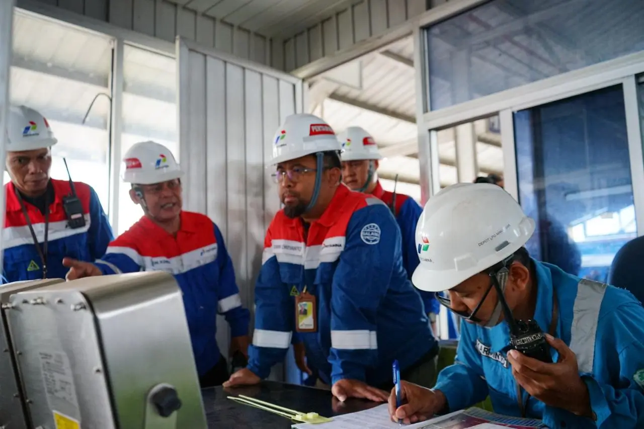 Hari Libur Akhir Pekan  Manajemen Pertamina Patra Niaga Sulawesi Cek Kesiapan Sarfas dan Berbagi Takjil di Kota Makassar