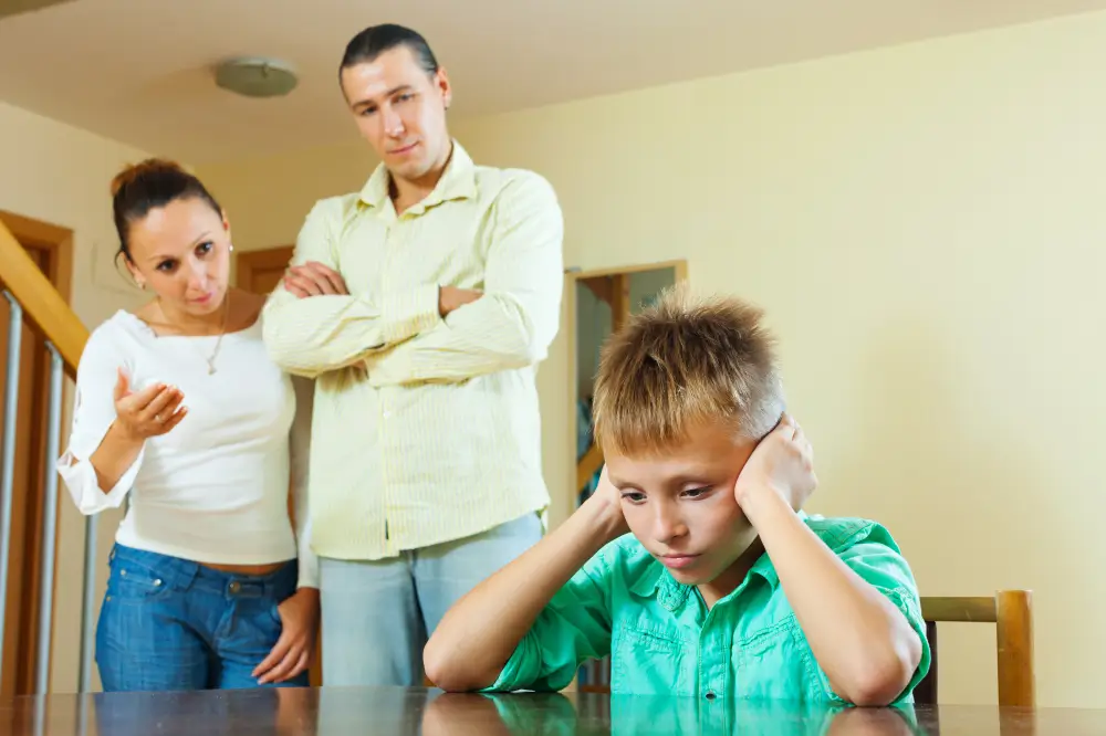 Ilustrasi helicopter parenting. (Foto: Freepik/bearfotos)
