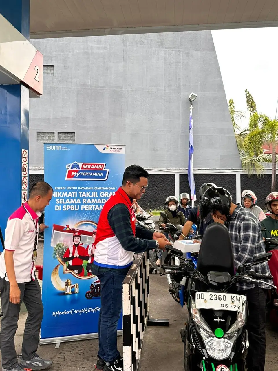 Hari Libur Akhir Pekan  Manajemen Pertamina Patra Niaga Sulawesi Cek Kesiapan Sarfas dan Berbagi Takjil di Kota Makassar