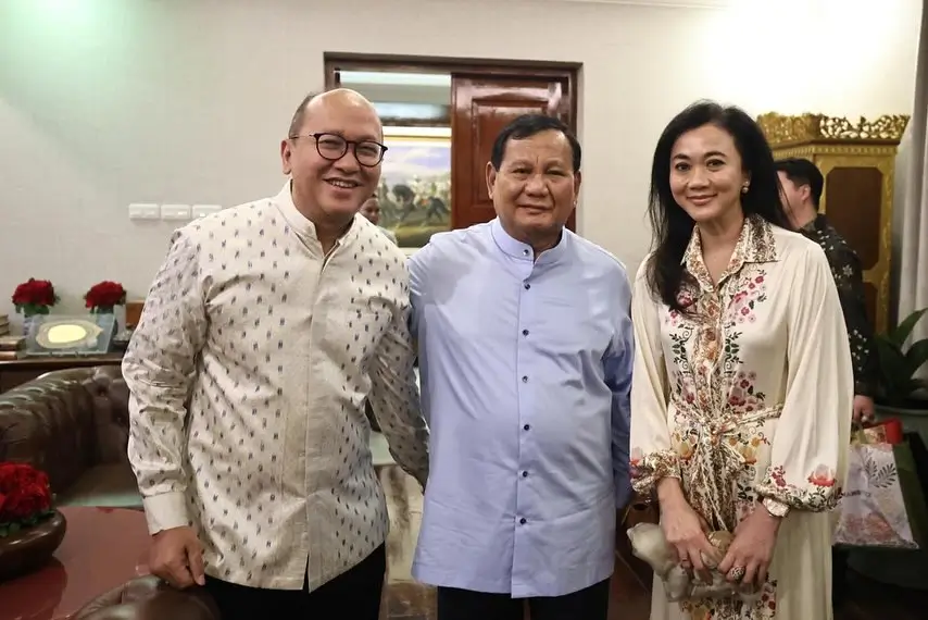 Ketua TKN Prabowo-Gibran, Rosan Roeslani (kiri) dan istri (kanan) bersama Calon Presiden RI terpilih Prabowo Subianto (tengah). (Foto: Instagram/rosanroeslani)