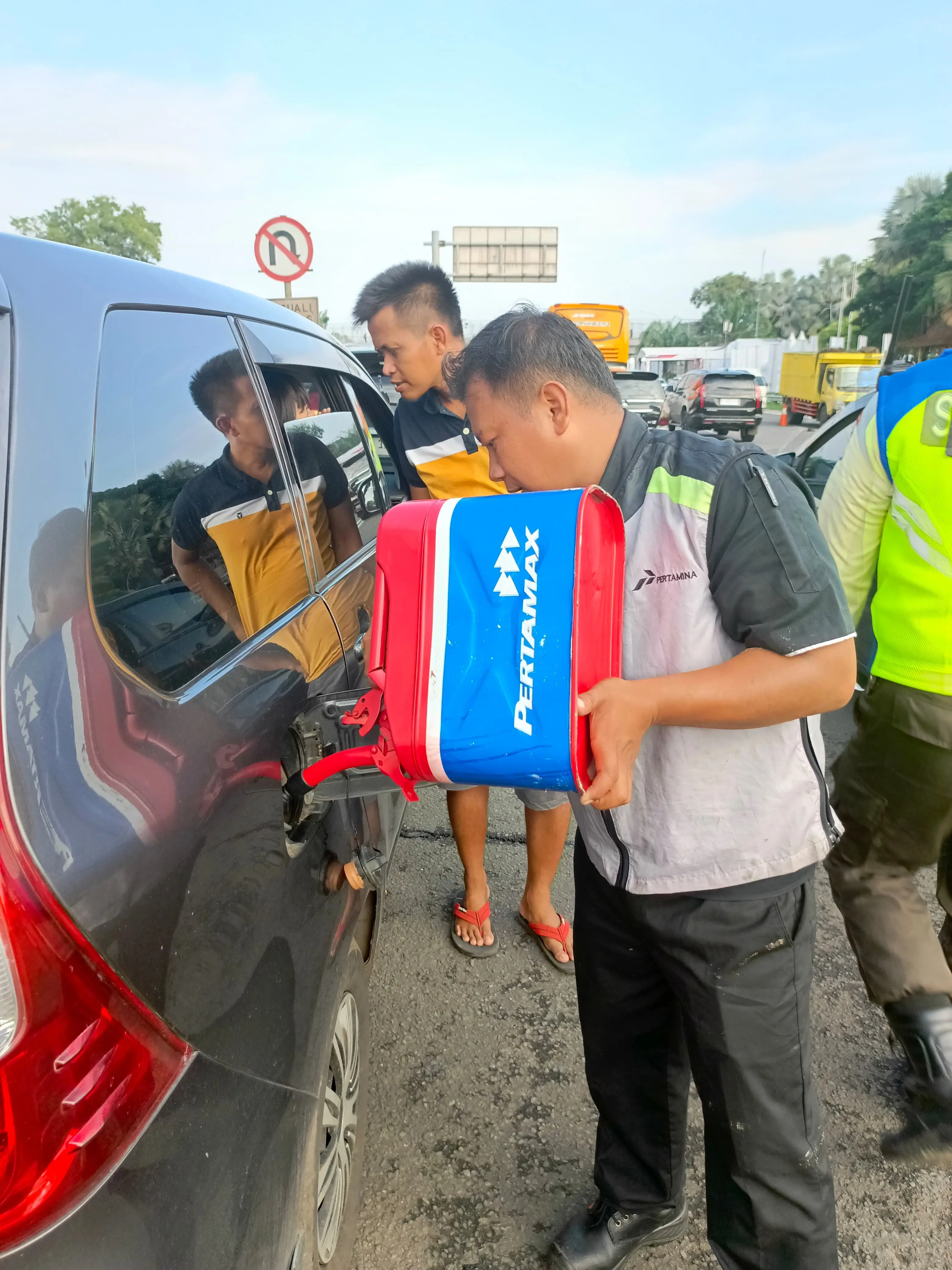 Mogok Kehabisan Bensin di Tol  Motorist Pertamina Gercep Kirim BBM ke Lokasi
