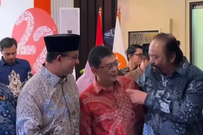 Anies Baswedan (kiri) berbincang dengan Ketua Umum Partai NasDem Surya Paloh (kanan) saat hadiri acara halalbihalal PKS di Kantor DPP PKS, Jakarta Selatan, Sabtu (27/4/24). (Foto: Instagram/aniesbaswedan)