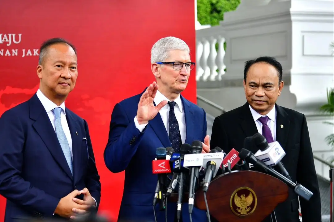 Temui CEO Apple di Istana Kepresidenan  Jokowi Minta Apple Bangun Pabrik di RI