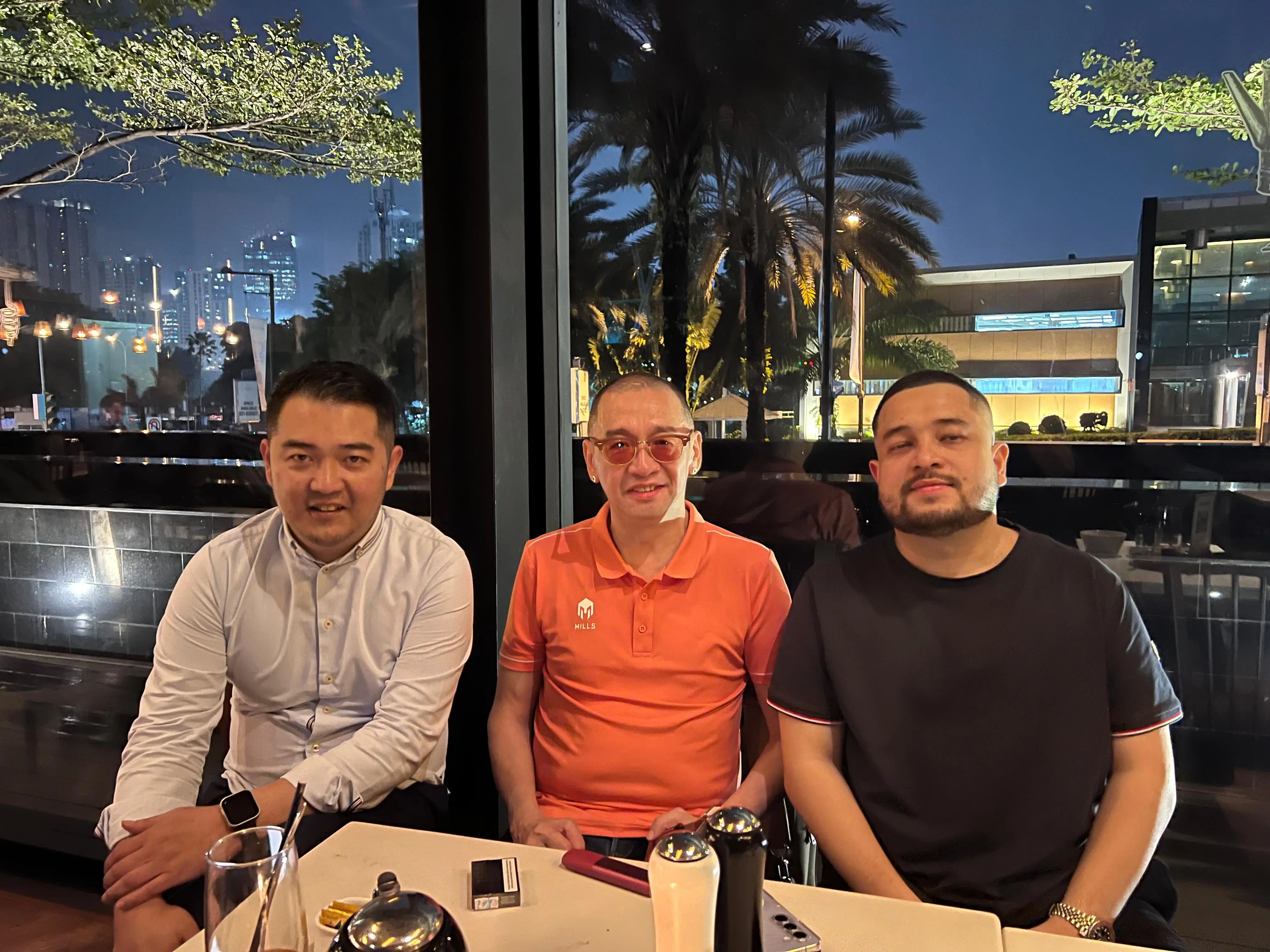 Direktur Utama PT Garuda Sepakbola Indonesia, Marshal Irwan Masita (Kiri) bersama Justinus Lhaksana (Tengah), dan CEO sekaligus pendiri Erspo, Muhammad Sadad (Kanan) dalam pertemuan di Jakarta pada Senin, 1 April 2024. Foto: Istimewa.