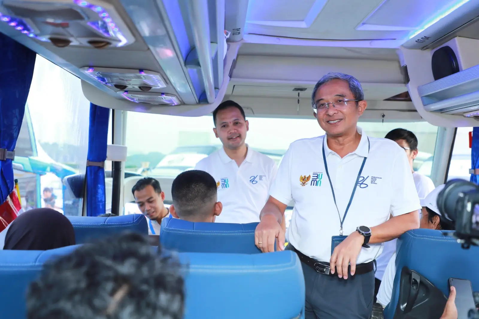 Direktur Penunjang Bisnis PT Pertamina (Persero), Erry Widiastono menyapa para peserta mudik bersama BUMN 2024 Erick Thohir memberikan sambutan dalam acara pelepasan peserta mudik asyik bersama BUMN 2024 yang diselenggarakan di Silanng Monas, Jakarta, Jumat, (5/04/2024). (Foto: Dok. Pertamina)