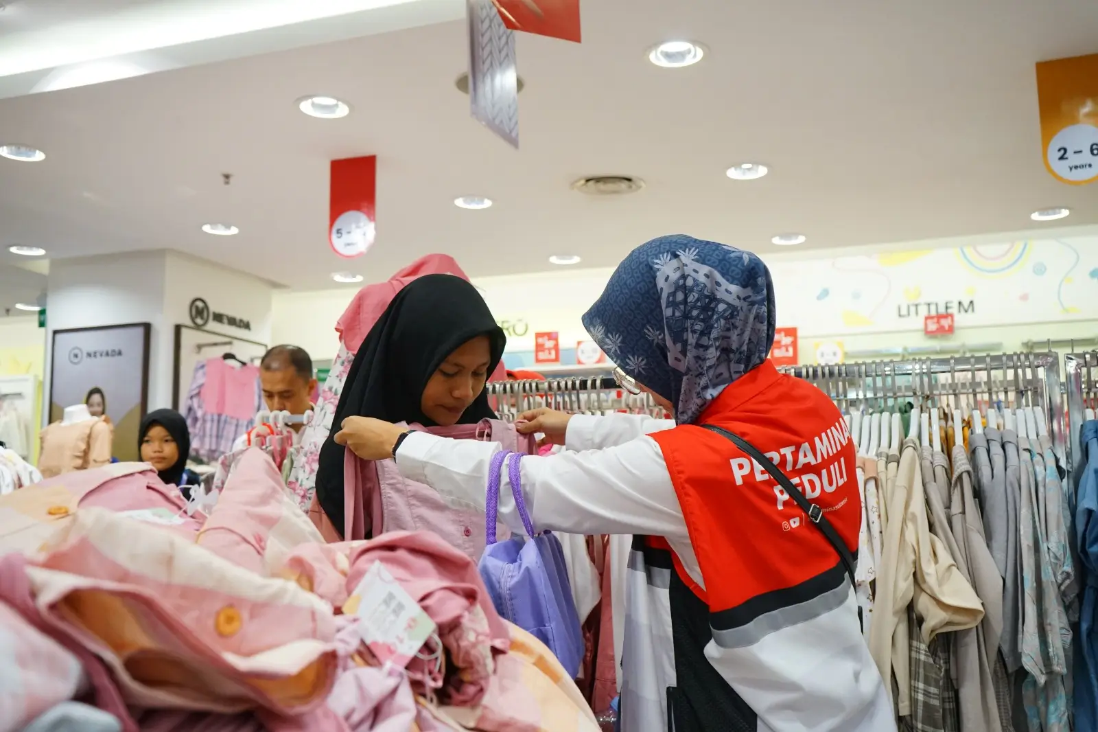 Rayakan Kemenangan  Pertamina Patra Niaga Ajak Anak Yatim dan Dhuafa Belanja Baju Lebaran dalam Program SEBARAN di Kota Makassar