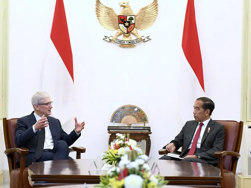 Presiden Jokowi menerima CEO Apple Tim Cook beserta delegasi di Istana Merdeka, Jakarta, pada Rabu (17/04/2024). (Foto: BPMI Setpres/Kris)