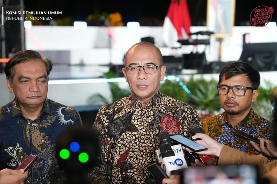 Ketua KPU RI, Hasyim Asy’ari (tengah) menjawab pertanyaan awak media usai luncurkan jadwal Pilkada Serentak 2024 di kawasan Candi Prambanan, Sleman, DIY, Minggu (31/3/24). (Foto: Instagram/kpu_ri)