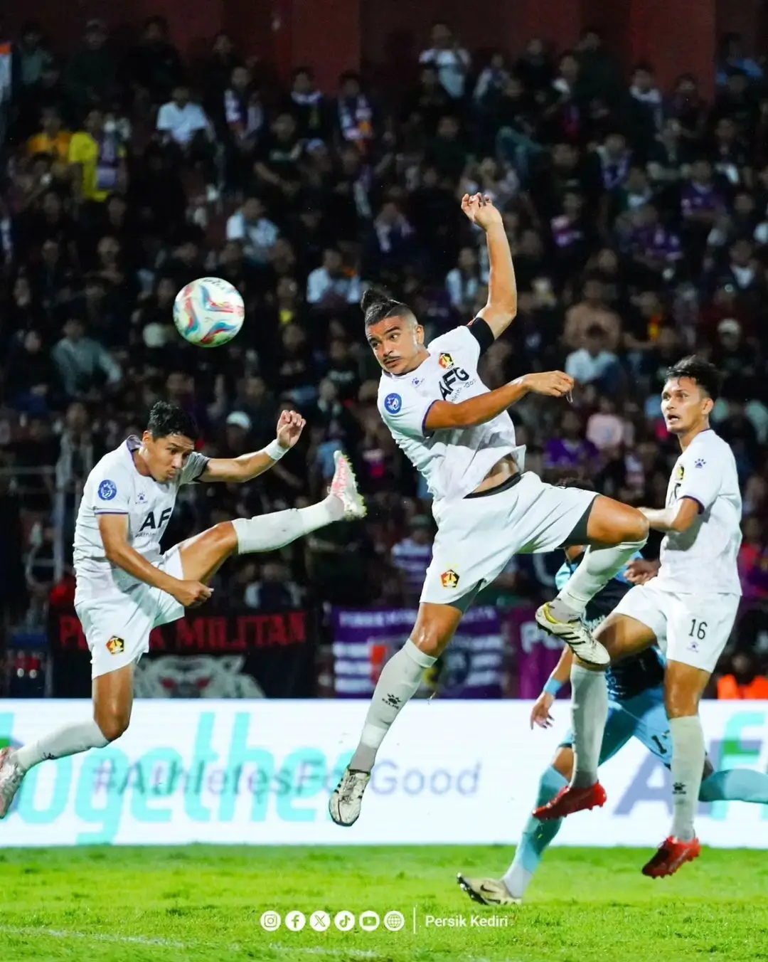 Persik Kediri menelan kekalahan aneh 0-7 dari Bhayangkara FC. (Foto: Istimewa)