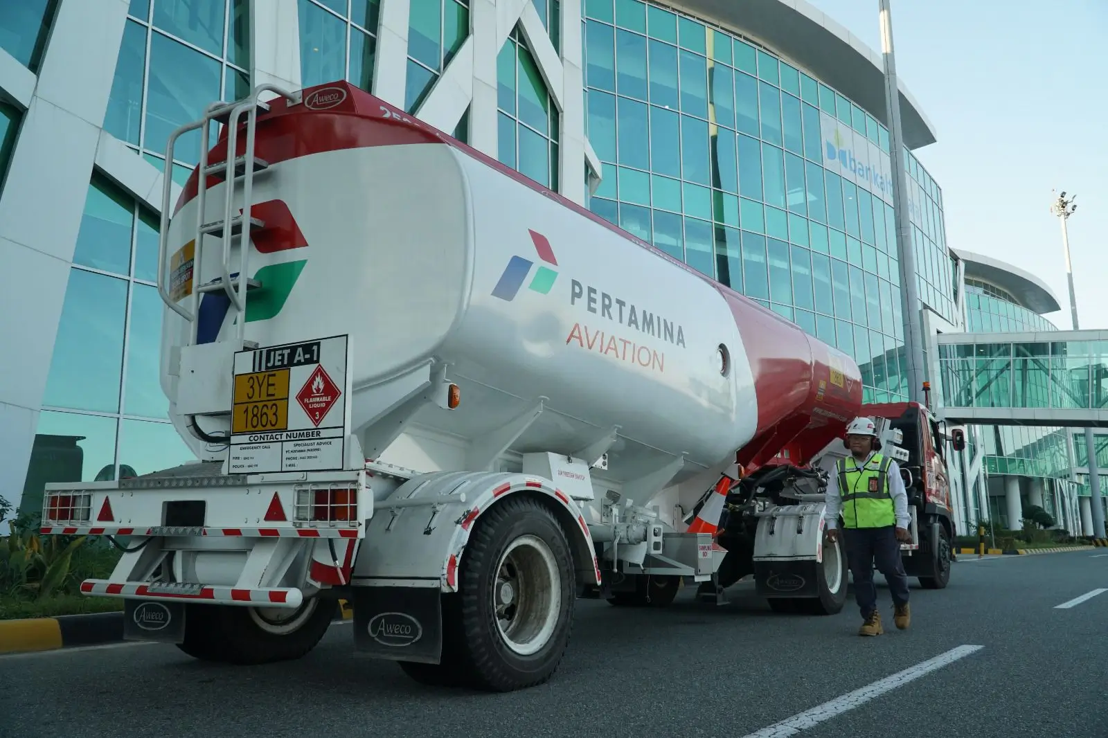 Antisipasi Tingginya Permintaan Bahan Bakar Pesawat Udara Saat Hari Raya Idul Fitri 1445 H  Pertamina Siapkan Tambahan Avtur di Kalimantan Timur